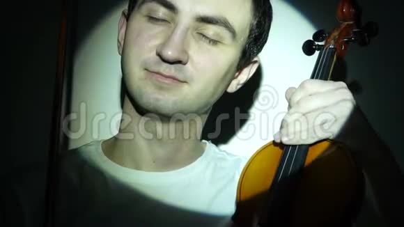 小提琴手拿小提琴时获胜视频的预览图