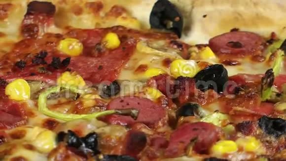 美味的意大利混合披萨食品视频的预览图