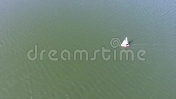 白帆的红船在海上航行视频的预览图