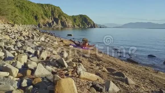 瑜伽姿势与早晨海洋中的女孩子视频的预览图