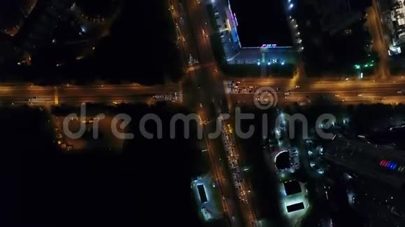 夜间飞越城市交通视频的预览图