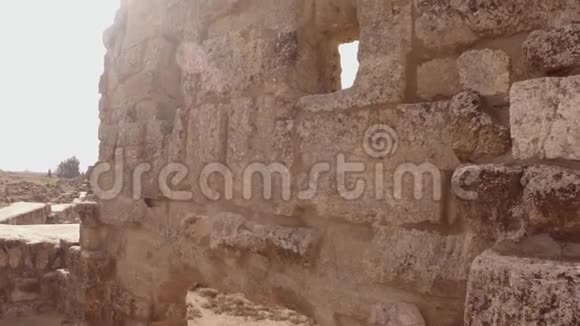 城墙被摧毁的老堡垒特写现场摄像视频的预览图