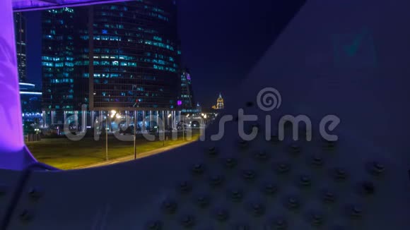 莫斯科河靠近莫斯科市区摩天大楼在桥下夜景视频的预览图