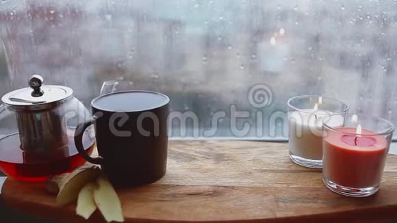 舒适的静物秋天的天气暴风雨和窗外的雨好吃的茶视频的预览图