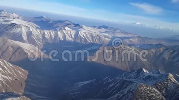 雄伟的空中无人机射出白雪覆盖的石岩山山崖巨大的链条范围冬季雾云景观视频的预览图