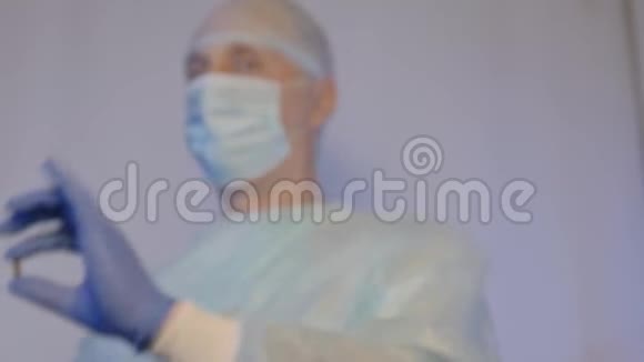 医生给病人做了手术后需要服用的药丸呈棕色视频的预览图