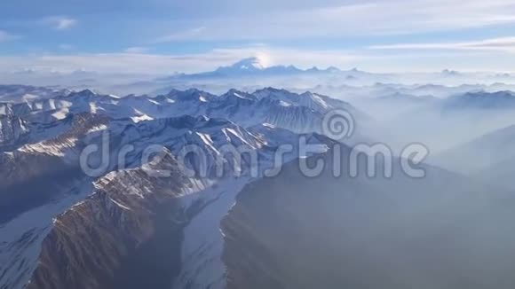 图片空中无人机观景雪覆盖石岩山山崖巨大的连锁范围冬季云景观视频的预览图