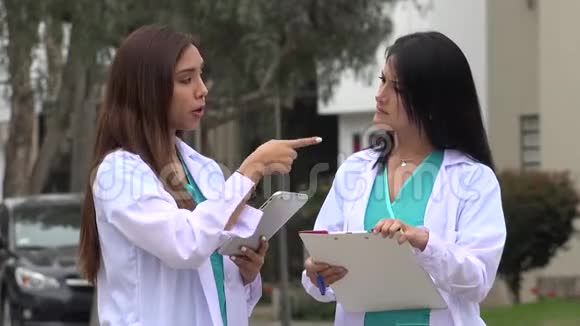 医生或护士谈话视频的预览图