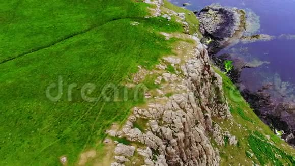 苏格兰斯凯岛上令人惊叹的风景空中无人机镜头视频的预览图