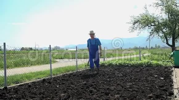 园丁在粪肥上行走视频的预览图