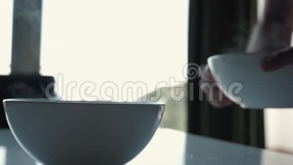 在阳光的背景下白色的热汤一盘汤里的热蒸汽视频的预览图