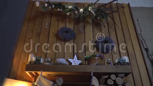 木制墙上的精美圣诞装饰品视频的预览图