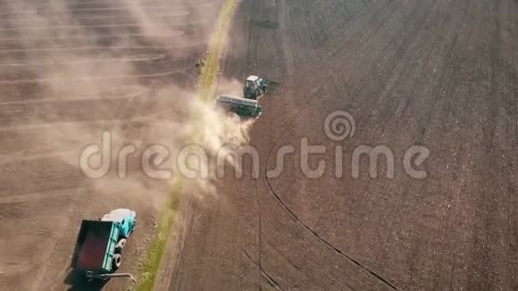 用挂载播种机对耕田作物进行直接播种的拖拉机的空中视野技术技巧视频的预览图