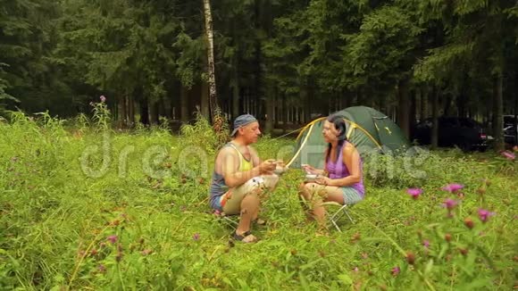 帐篷附近一男一女吃水果沙拉视频的预览图