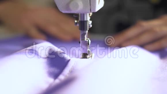 女用手在缝纫机后切断线动作缓慢视频的预览图
