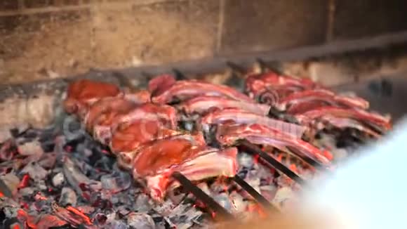在煤上煮肉用木炭煮羊肉视频的预览图