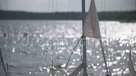 船上的帆被抬高了视频的预览图