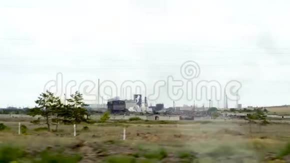 哈萨克斯坦Temirtau市冶金厂地平线上有污染大气的烟囱视频的预览图