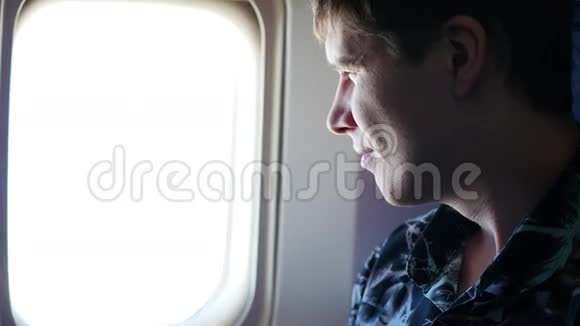 阳光明媚的一天一个人从飞机的窗外望去视频的预览图