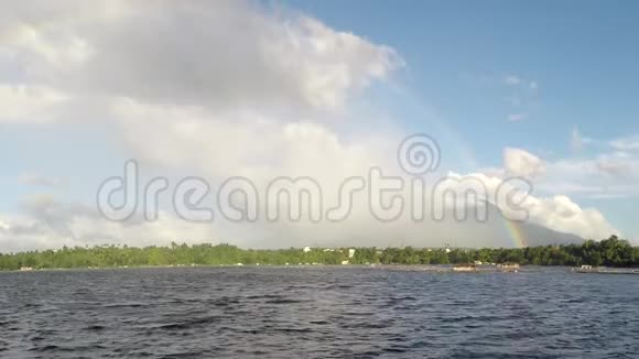 彩虹在A湖后面的山上视频的预览图