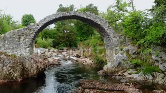 苏格兰卡尔布里奇村一条小溪上著名的石桥视频的预览图