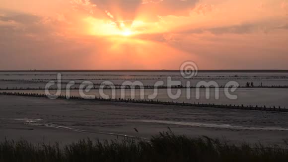 西瓦什湖上五颜六色的日落美丽的云视频的预览图