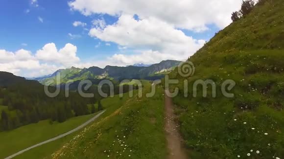 在瑞士乡村的夏日风景漫步视频的预览图