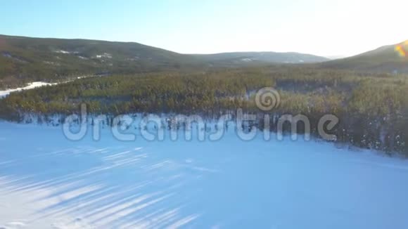 挪威的传统房屋森林和田野的空中无人机全景视频的预览图