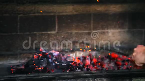 在煤上煮肉烤串上的烤肉串烧在烟卷上视频的预览图