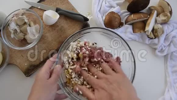 女性用蘑菇做肉丸的个人视角视频的预览图