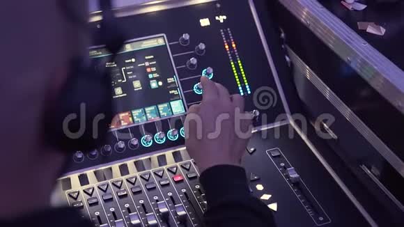 DJ在迪斯科舞会上混合音乐舞蹈音乐夜场概念视频的预览图