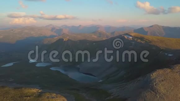 飞越山脉剪辑阿尔泰西伯利亚飞越湖泊和森林山谷视频的预览图