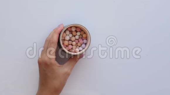 女人用刷子试试陨石粉视频的预览图