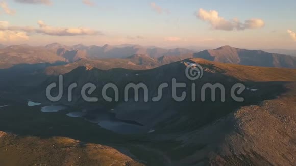 飞越山脉剪辑阿尔泰西伯利亚飞越湖泊和森林山谷视频的预览图