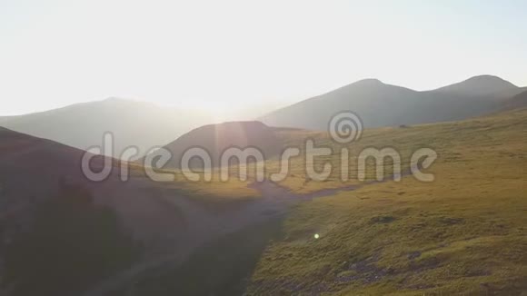 飞越山脉剪辑阿尔泰西伯利亚飞越湖泊和森林山谷视频的预览图