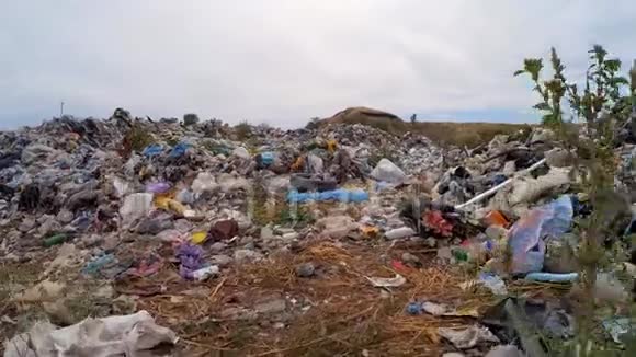 摄像机穿过散落的垃圾慢动作视频的预览图
