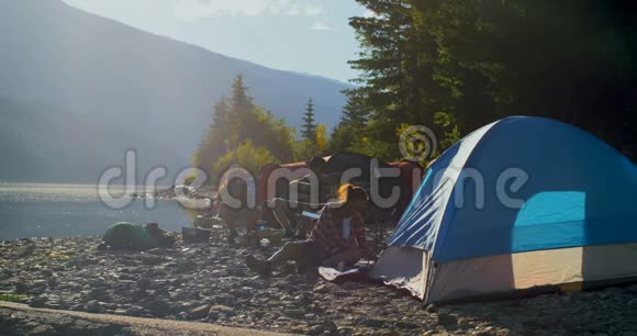 一群朋友在河边露营4k视频的预览图