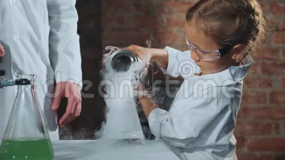 可爱的儿童研究员正在进行液氮实验视频的预览图