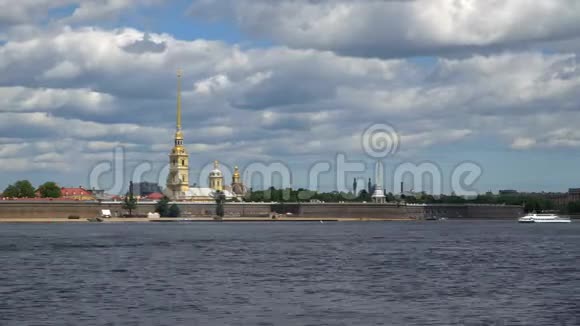 时间流逝彼得和保罗堡垒和涅瓦河全景在历史中心的圣彼得堡俄罗斯视频的预览图