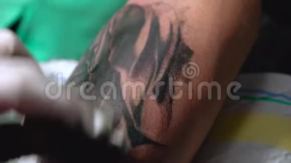 用黑色墨水特写在男性手上画纹身的过程视频的预览图