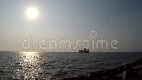 黄昏日落时分船在海上航行剪影视频的预览图