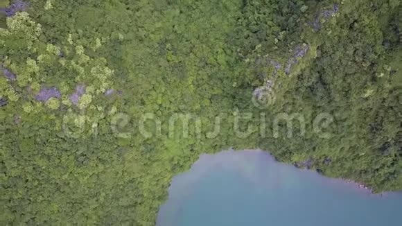 环绕在绿岛山的峡湾上空的无人机视频的预览图