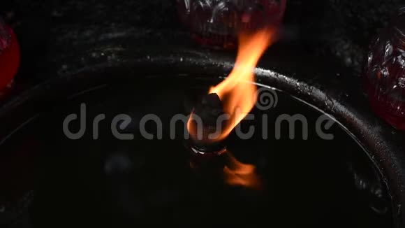 在佛寺用油烧蜡烛视频的预览图