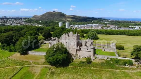 飞越克拉伊米勒城堡和爱丁堡视频的预览图