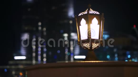 哈利法塔旁边的阿拉伯灯视频的预览图