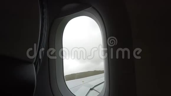 坐飞机旅行视频的预览图