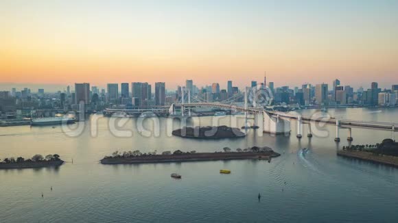 东京城市天际线日夜映照日本东京市区东京湾视频的预览图
