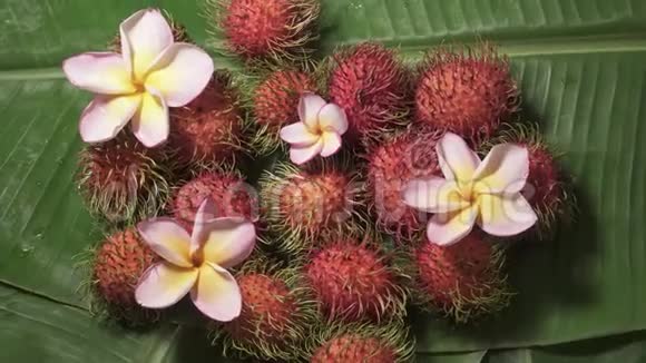 香蕉叶上旋转的泰国热带水果红毛丹视频的预览图