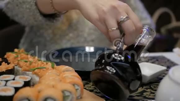 日本料理的概念餐馆里的女孩吃寿司和卷视频的预览图