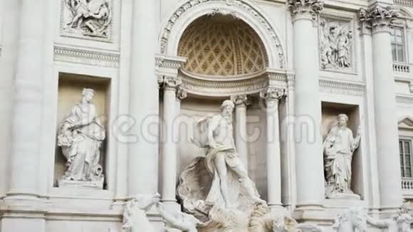 特雷维喷泉是意大利罗马的喷泉库存是市内最大的巴洛克式喷泉它位于视频的预览图